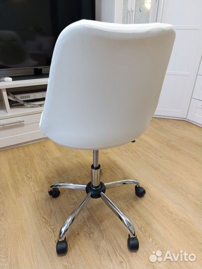 Компьютерное кресло белое