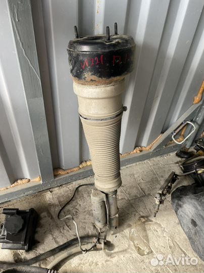 Пневмостойка перед правая на mercedes w221