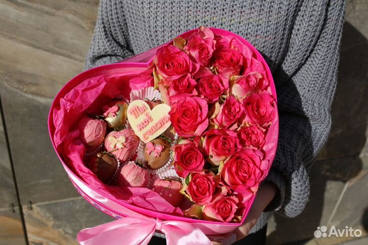 Клубника в шоколаде с цветами в дизайн коробке