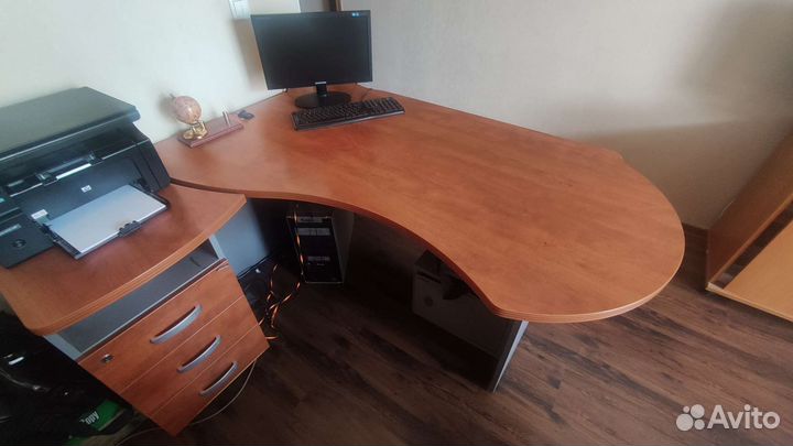 Стол офисный руководителя с тумбой