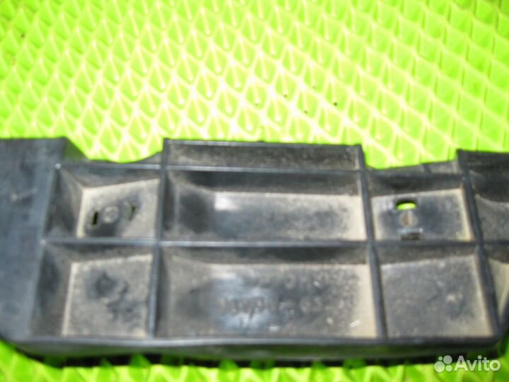 Кронштейн переднего бампера правый Suzuki Swift