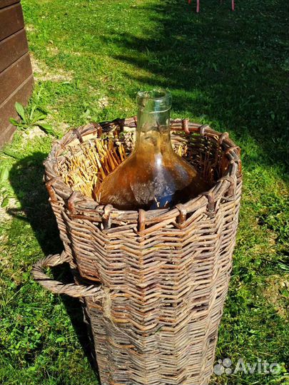 Старинная бутыль в плетёной корзине