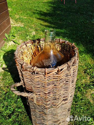 Старинная бутыль в плетёной корзине