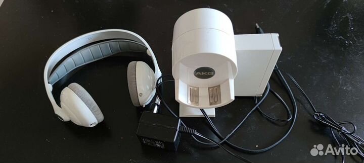 Беспроводные наушники AKG K 930, база AKG T 930