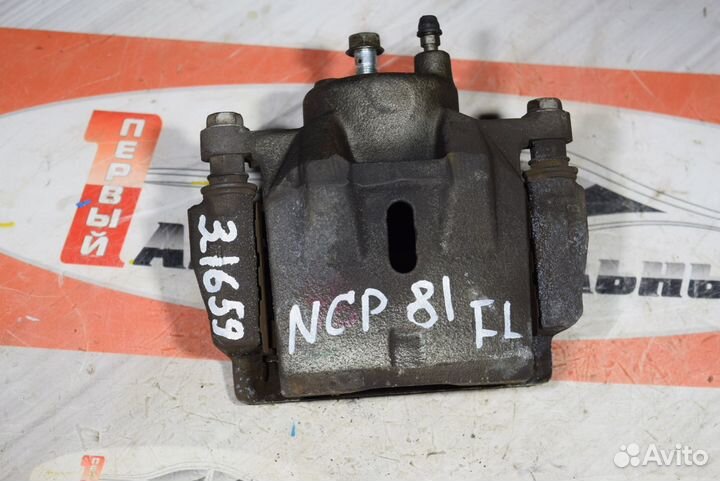 Суппорт перед лево c Toyota Sienta NCP81G 1NZ-FE