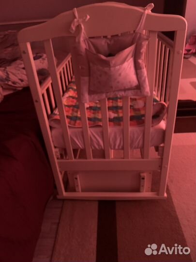 Детская кроватка с универсальным маятником