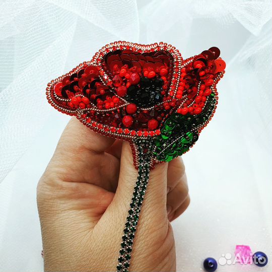 Брошь ручной работы из бисера
