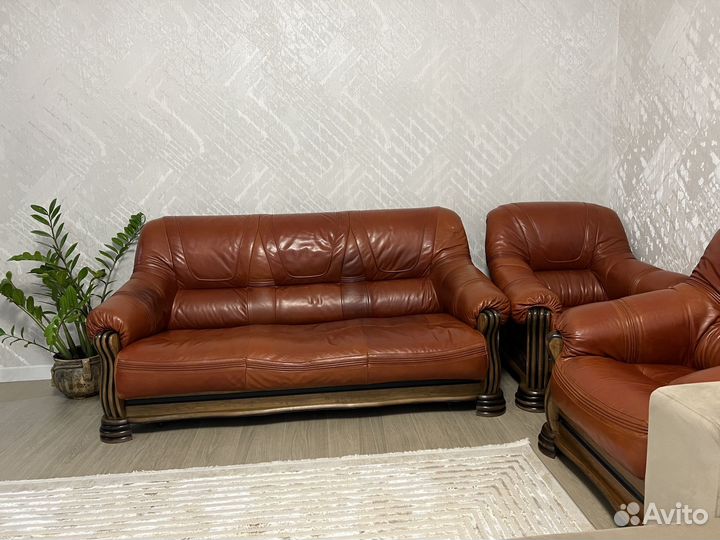 Кожаный диван
