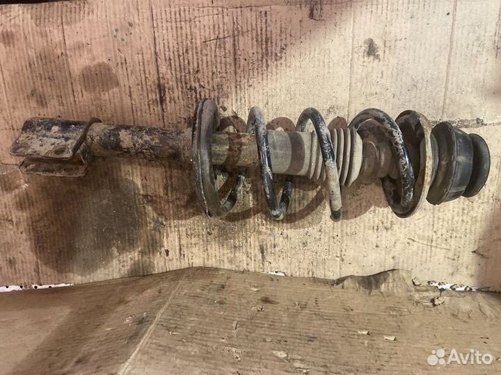 Стойка амортизатора переднего левого Renault Logan