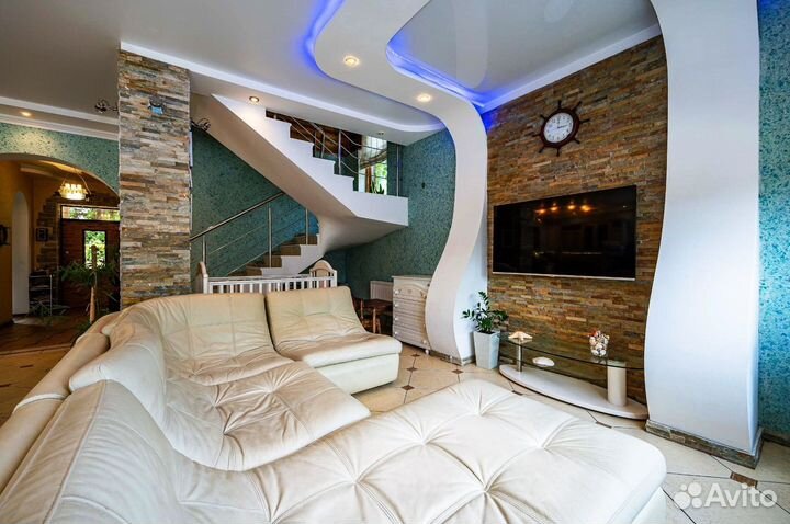 Угловой кожаный диван