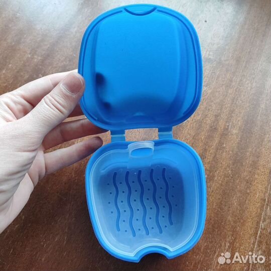 Контейнер для хранения съемных протезов