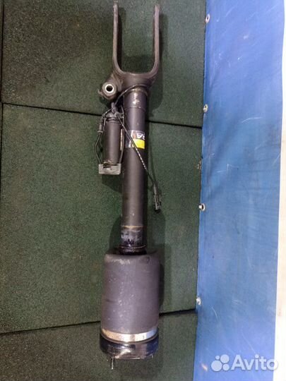 Стойка пневматическая передняя левая Mercedes-Benz