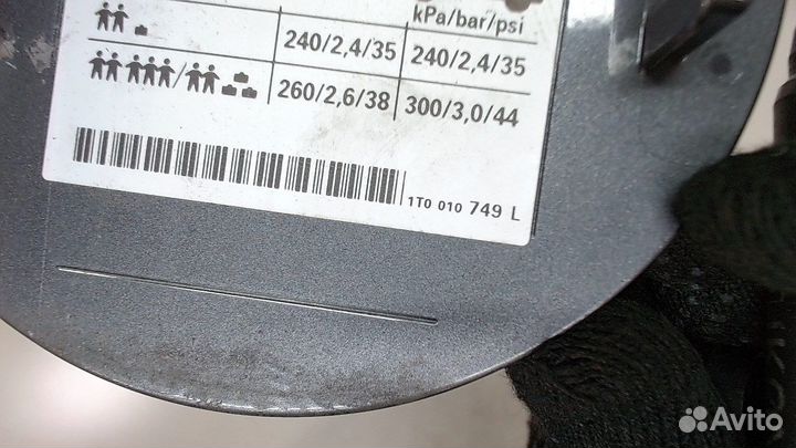 Лючок бензобака Volkswagen Touran, 2011