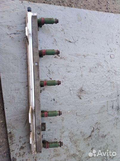 Топливная рампа Вольво S60 1 2.4