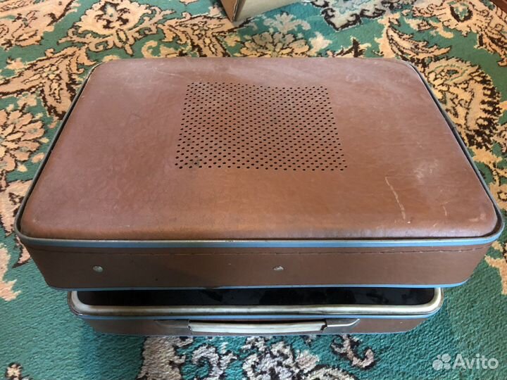 Проигрыватель винила юность 301