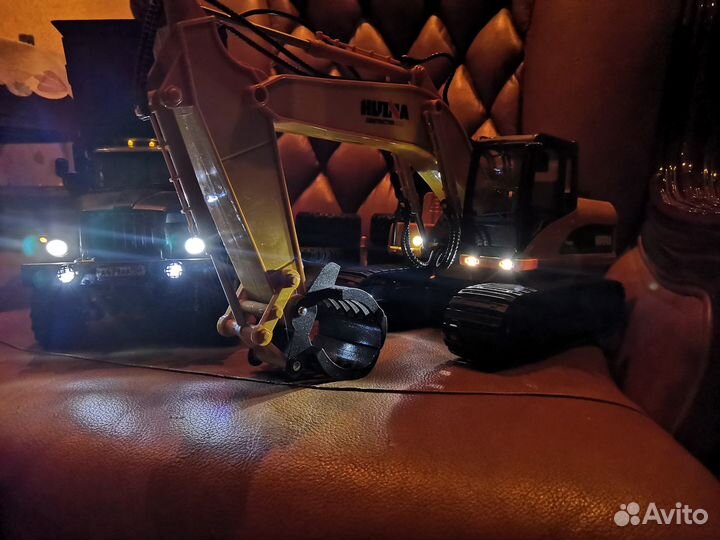 Радиоуправляемая модель машины и экскаватор. Комбо