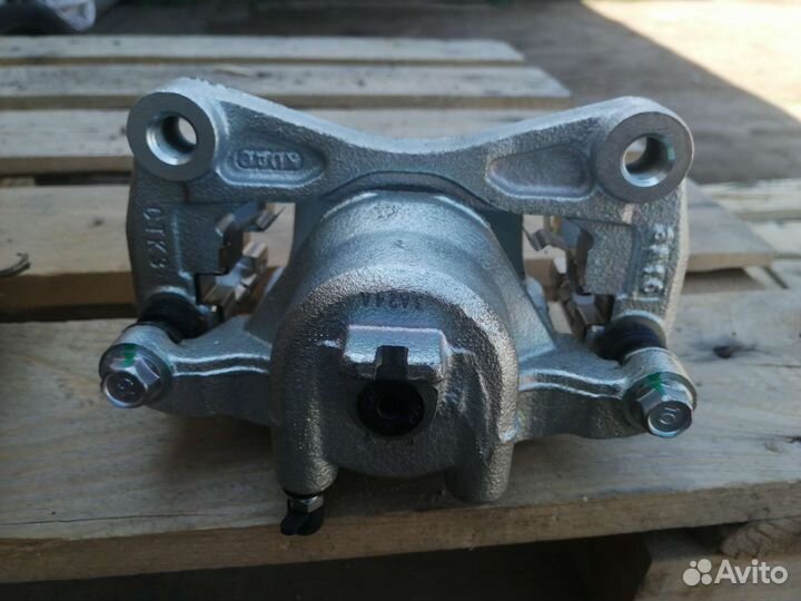 Суппорт передний правый Nissan teana J31