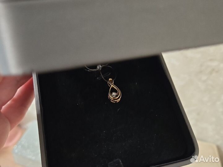 Подвеска с танцующим бриллиантом