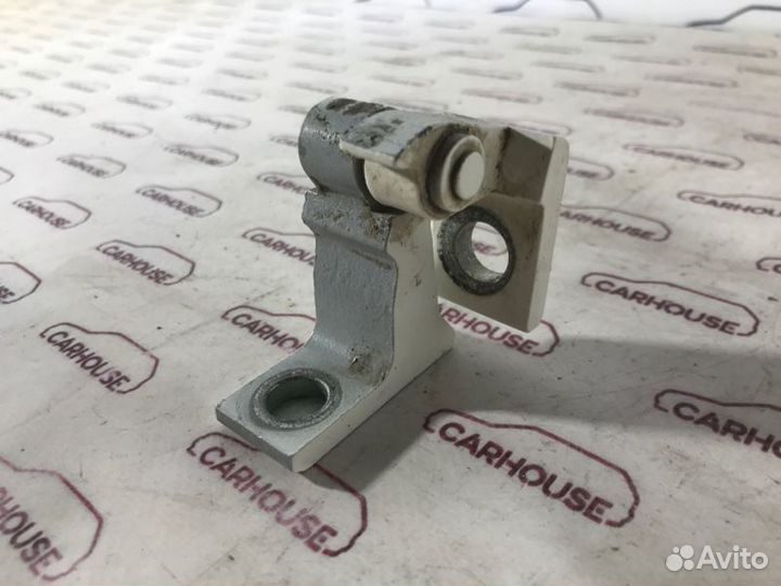 Петля двери передняя правая Volkswagen Touareg NF