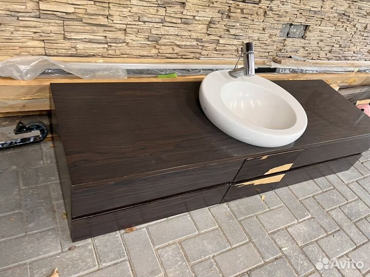 Тумба в ванную 160см, требует внешнкй реставрации