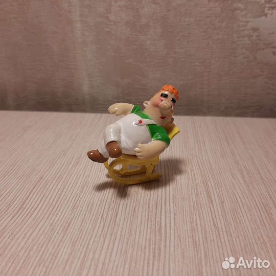 Карлсон в кресле