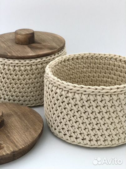 Вязаная корзинка с деревянной крышкой