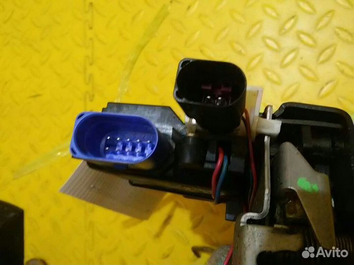 Замок двери задней правой A8 (D3,4E)