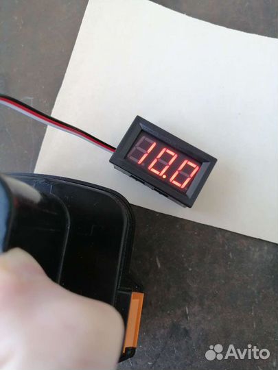 Цифровой вольтметр зеленый