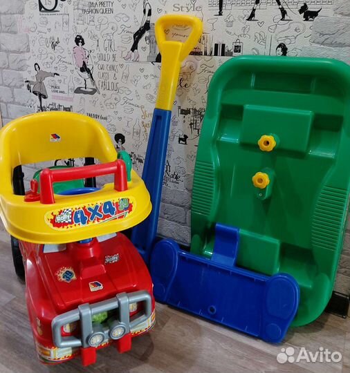 Машинка каталка толокар с ручкой