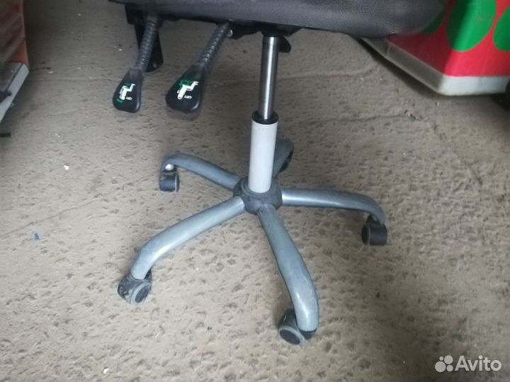 Стул на колесах офисный синий