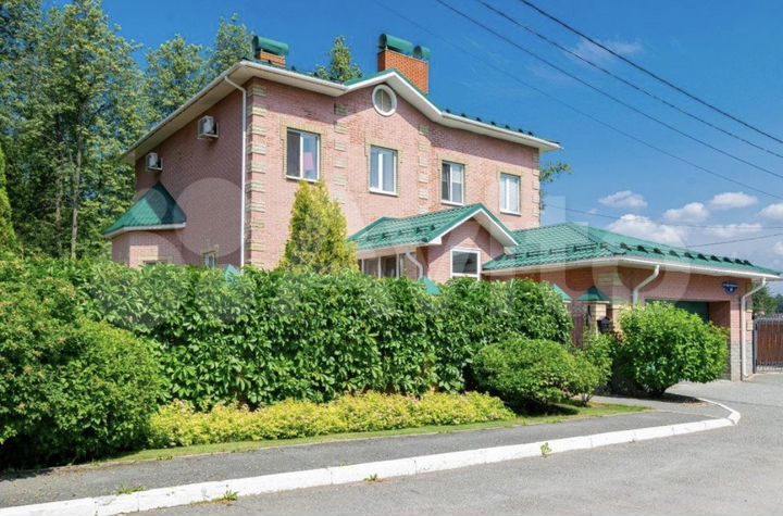 Коттедж 330 м² на участке 12 сот.