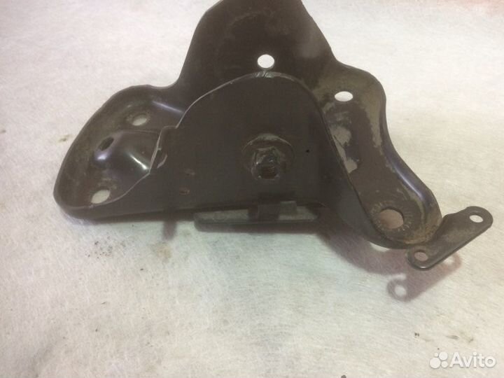 Кронштейн задней балки левый Skoda Octavia A7 CWV