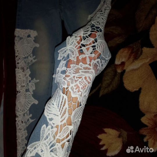 Джинсы с кружевом