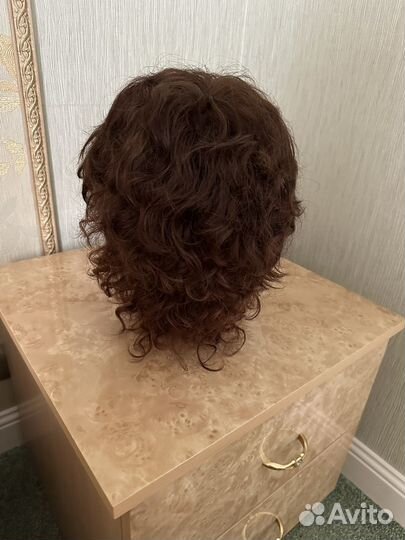 Парик из натуральных волос кудрявый