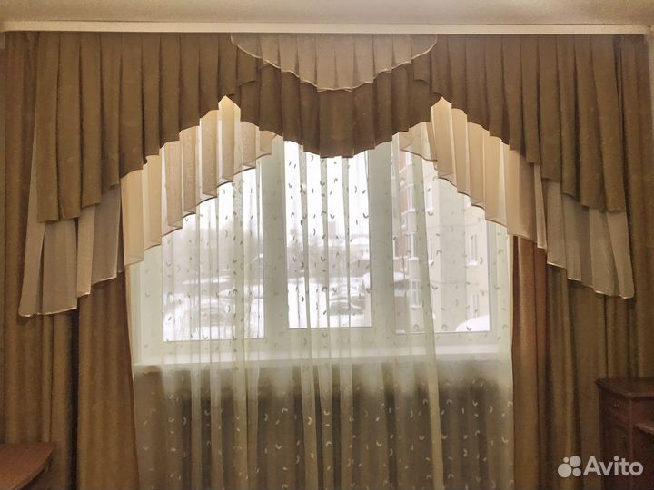 Шторы для зала с ламбрекеном и подхватами