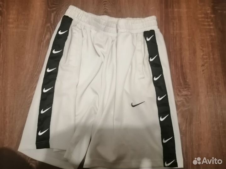 Белые шорты Nike на ломпасах