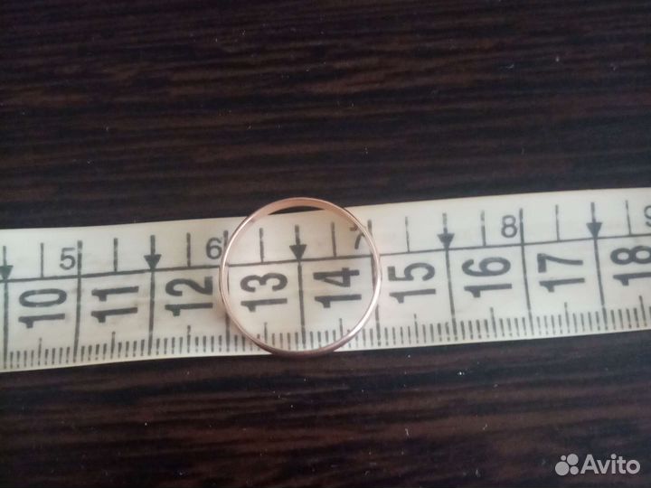 Золотое обручальное кольцо