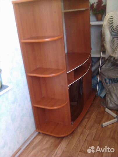 Полка под аппаратуру. В низу стеклянный бар