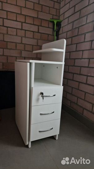 Маникюрный стол