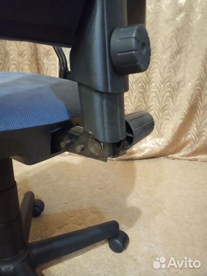 Компьютерное, офисное кресло с подлокотниками