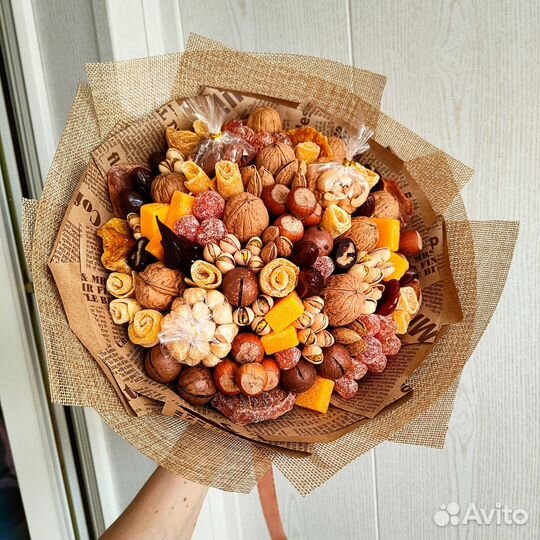 Съедобьный букет из сухофруктов и орехов