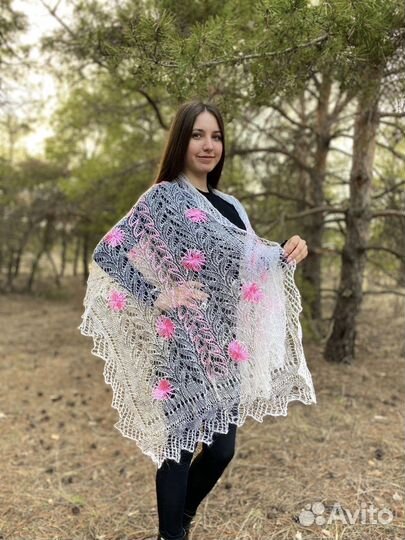 Палантин Пуховый на шелковой основе с вышивкой