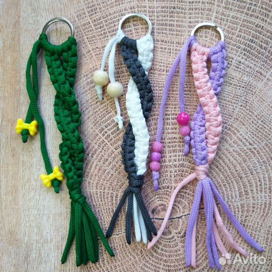 Сувениры. Брелок на ключи в стиле макраме