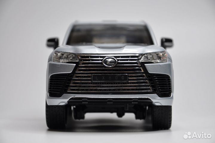 Модель автомобиля Lexus LX 600 металл