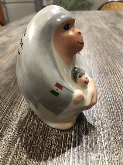 Фарфоровая обезьяна с детёнышем