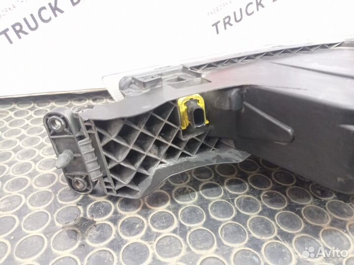 Фара противотуманная левая Volvo FH