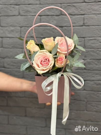 5 роз в сумочке