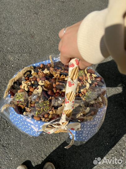 Корзина из сухофруктов и орехов