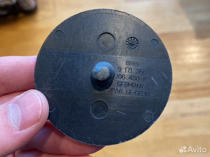 Фиксатор коврика bmw