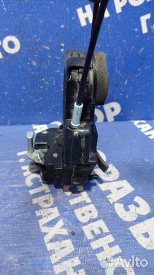 Задний правый замок двери Toyota Highlander